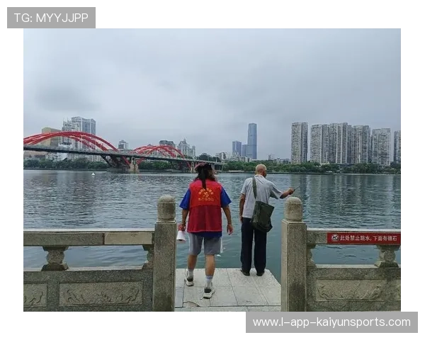 游泳队推广社区防溺水志愿者项目，防溺水巡河志愿者